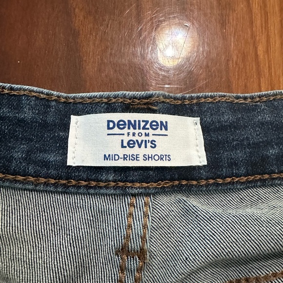 Levi’s Mid-Rise Shorts - Picture 4 of 4